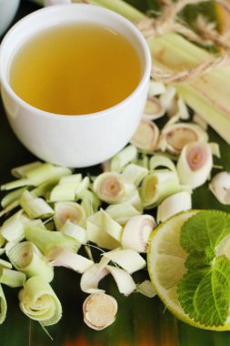 Sağlık için dilimlenmiş limon ile çay limon