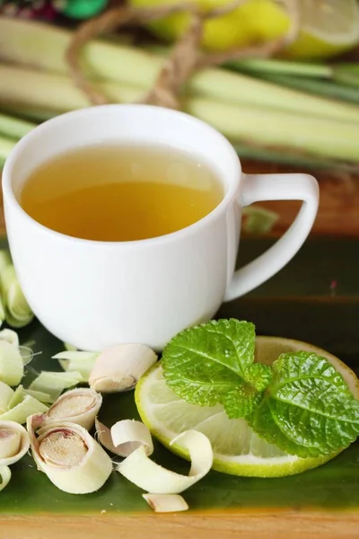 Лимонный чай с нарезанным лимоном для здоровья — стоковое фото