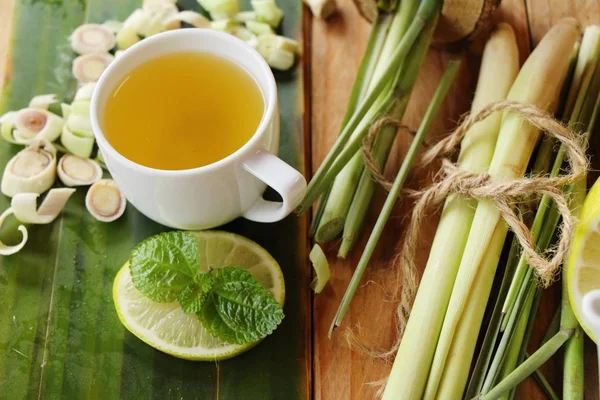 Thé à la citronnelle avec du citron tranché pour la santé — Photo