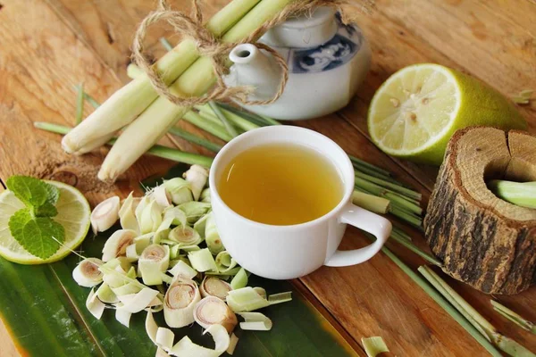 Tè alla citronella con limone a fette per la salute — Foto Stock