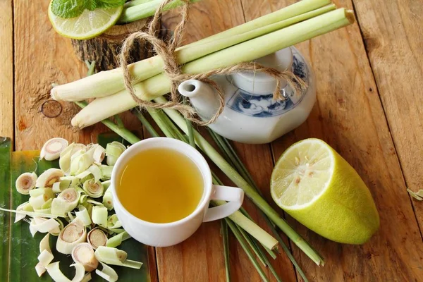 Thé à la citronnelle avec du citron tranché pour la santé — Photo