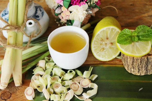 Lemongrass tea with sliced lemon for health — Stock Photo, Image