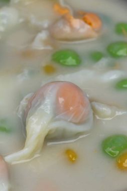 Hindistan cevizi sütü ve yumurta (Bua Loi), renkli köfte Tay tatlı