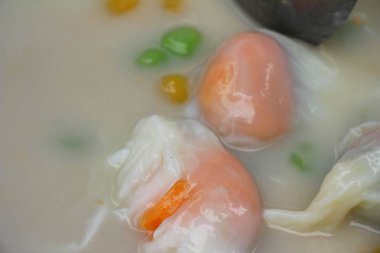 Hindistan cevizi sütü ve yumurta (Bua Loi), renkli köfte Tay tatlı