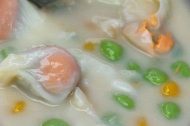 Hindistan cevizi sütü ve yumurta (Bua Loi), renkli köfte Tay tatlı