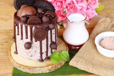 Çikolatalı rulo pasta bisküvi ile lezzetlidir