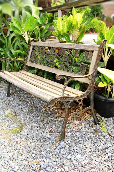 Sillas de madera en el jardín de estilo vintage — Foto de Stock