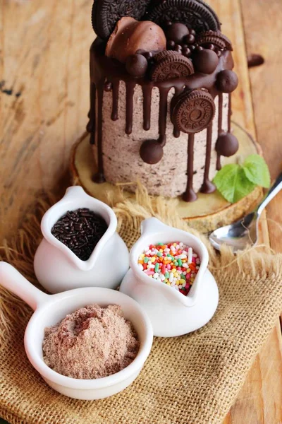 Bolo de chocolate com biscoitos é delicioso — Fotografia de Stock