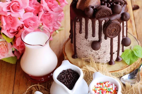 Bolo de chocolate com biscoitos é delicioso — Fotografia de Stock