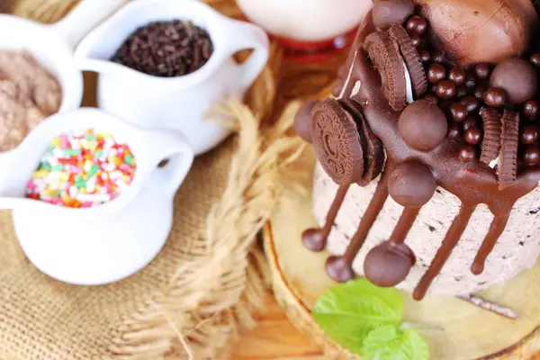 Bolo de chocolate com biscoitos é delicioso — Fotografia de Stock