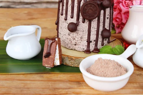 Je lahodná čokoládová rolka dort s piškoty — Stock fotografie