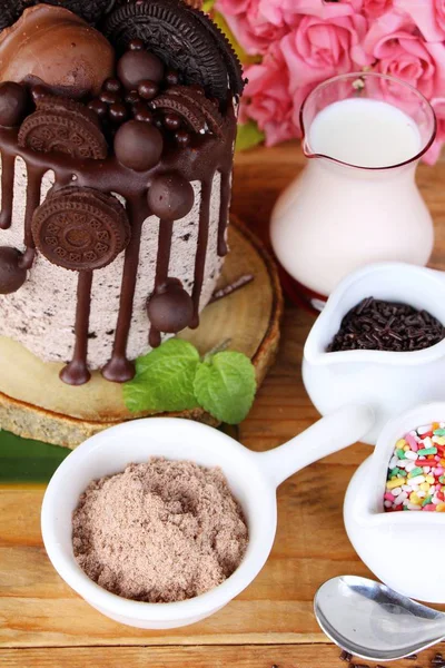 Torta de chocolate rollo con galletas es delicioso —  Fotos de Stock