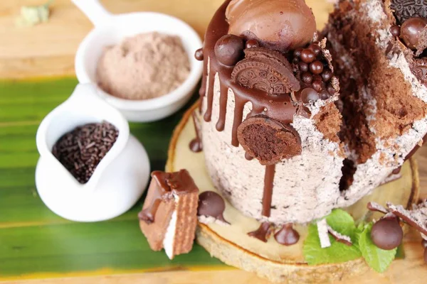 Шоколадний рулетний торт з печивом смачний — стокове фото