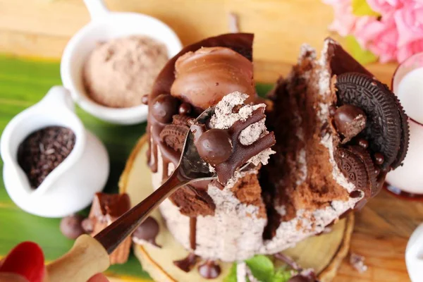 Torta de chocolate rollo con galletas es delicioso —  Fotos de Stock