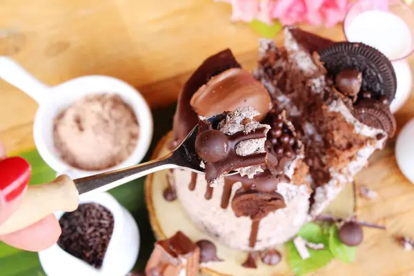 Bolo de chocolate com biscoitos é delicioso — Fotografia de Stock