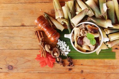 Bambu sürgün domuz eti ile çorba lezzetli haşlanmış