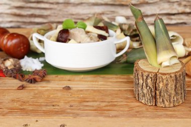 Bambu sürgün domuz eti ile çorba lezzetli haşlanmış