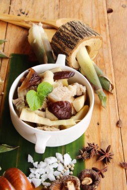 Bambu sürgün domuz eti ile çorba lezzetli haşlanmış