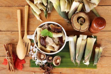 Bambu sürgün domuz eti ile çorba lezzetli haşlanmış