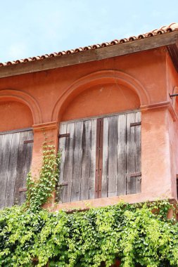 Vintage tarzı gökyüzüne karşı binaları