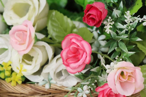 Hermosas rosas vintage de variedad de flores artificiales —  Fotos de Stock