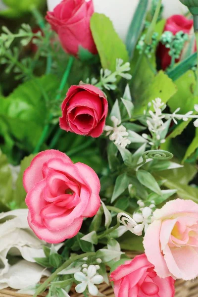 Krásné vintage růže odrůdy umělé květiny — Stock fotografie