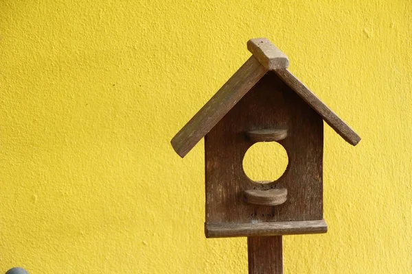 Hölzernes Vogelhaus mit der Natur — Stockfoto