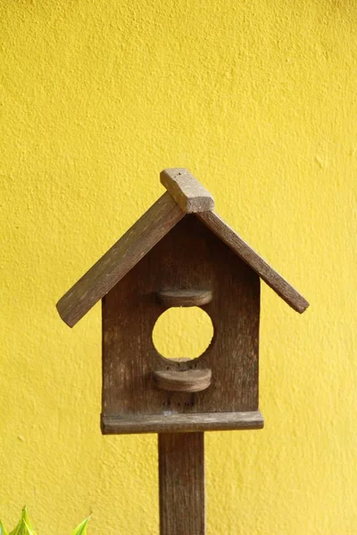 Casa de pájaros de madera con la naturaleza —  Fotos de Stock