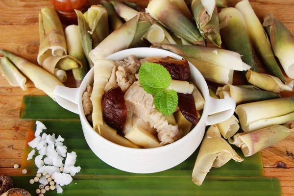 Bambù sparare zuppa bollita con carne di maiale delizioso — Foto Stock