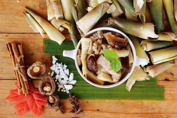 Bambu atirar sopa fervida com porco delicioso — Fotografia de Stock