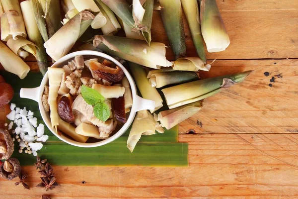 Bambu sürgün domuz eti ile çorba lezzetli haşlanmış