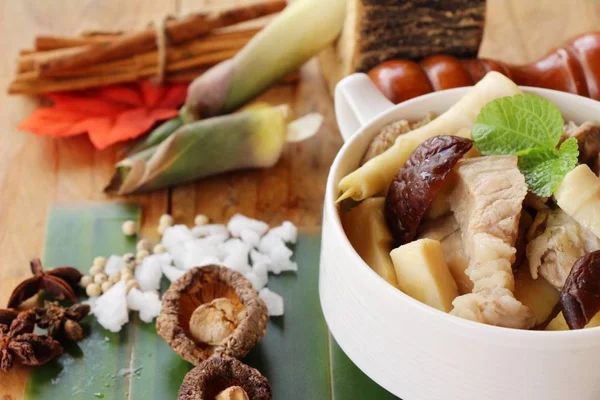 Бамбукова стрілянина варений суп зі свининою смачний — стокове фото