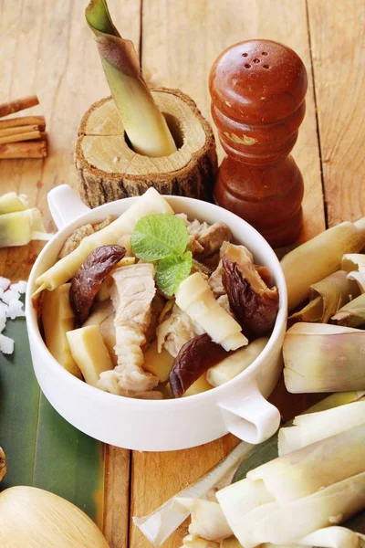 Bambù sparare zuppa bollita con carne di maiale delizioso — Foto Stock