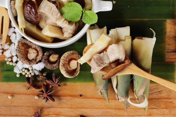 Brote de bambú sopa hervida con cerdo delicioso — Foto de Stock