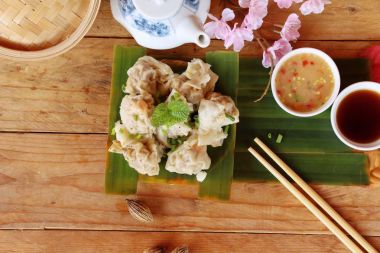 Çince buğulanmış hamur tatlısı soslu lezzetli