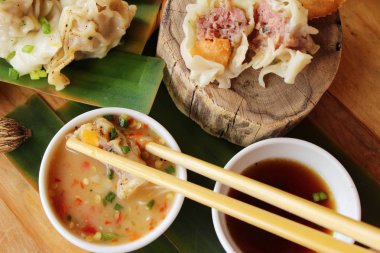 Çince buğulanmış hamur tatlısı soslu lezzetli