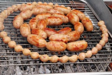 Izgara sosis Asya pazarında lezzetlidir