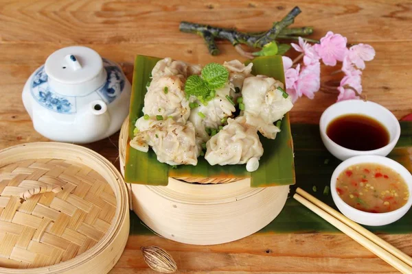 Chinesische gedämpfte Knödel mit Sauce ist köstlich — Stockfoto