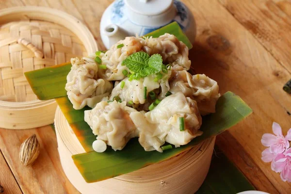 El dumpling chino al vapor con salsa es delicioso —  Fotos de Stock