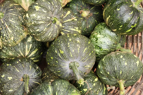 Citrouille fraîche pour cuisiner sur le marché — Photo