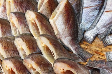 Kurutulmuş Balık Pişirme için piyasada