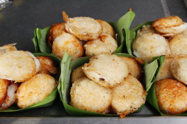 Hindistan cevizi sütü karıştırın şeker ve un, Tay tatlı