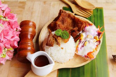 Kızarmış tavuk pilav soslar ve sebze salatası ile