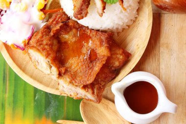 Kızarmış tavuk pilav soslar ve sebze salatası ile