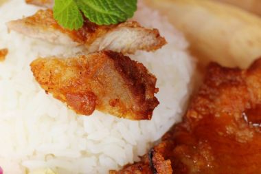 Kızarmış tavuk pilav soslar ve sebze salatası ile