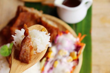 Kızarmış tavuk pilav soslar ve sebze salatası ile