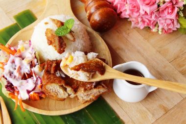 Kızarmış tavuk pilav soslar ve sebze salatası ile