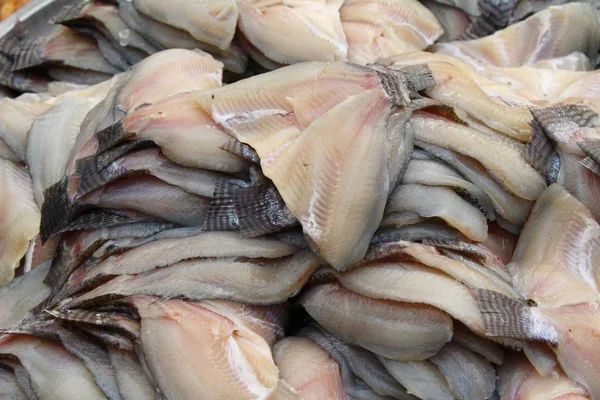 Pesce essiccato sul mercato per cucinare — Foto Stock