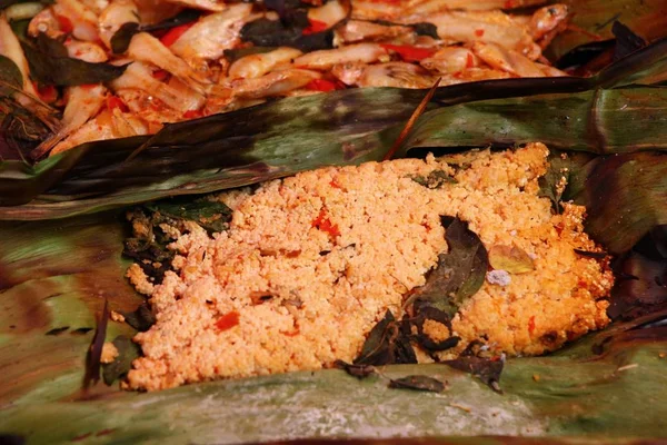 Poisson cuit à la vapeur avec de la pâte de curry est délicieux — Photo