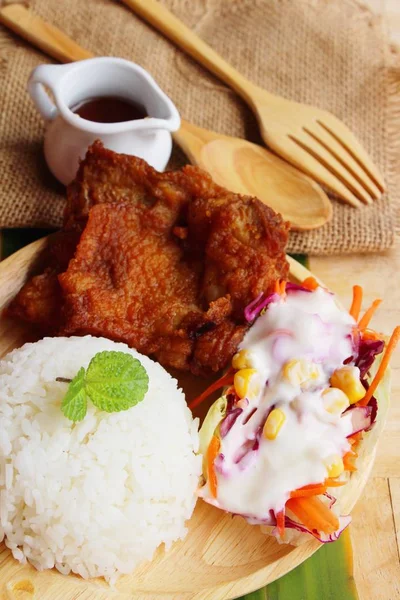 Nasi ayam goreng dengan saus dan salad sayuran — Stok Foto